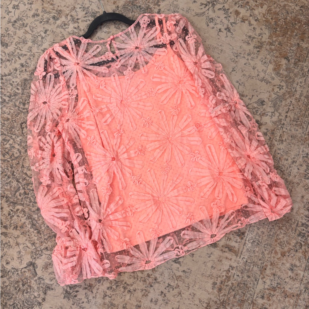 Elegant Dotted Lace Floral Top - Picture 5 of 5